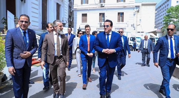 وزير الصحة يشهد تسلم 22 سيارة نفايات طبية خطرة..