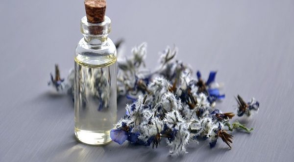 اصنعي زيت عطري لجسدك بيديك