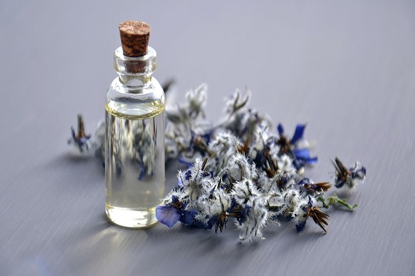 اصنعي زيت عطري لجسدك بيديك