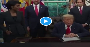 ترامب يغازل صحفية اثناء لقاء في البيت الأبيض