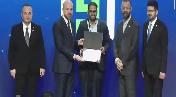 من القمة العالمية للاقتصاد الإسلامي بحضور الرئيس التركي عبد الله صالح كامل: العالم الإسلامي مؤهل لقيادة نموذج اقتصادي متوازن ومؤثر عالميًا إسطنبول – خاص بحضور الرئيس التركي رجب طيب أردوغان، انطلقت اليوم (الجمعة) في إسطنبول فعاليات القمة العالمية الثانية للاقتصاد الإسلامي التي ينظمها منتدى البركة على مدار ثلاثة أيام، حتى يوم الأحد المقبل، بمشاركة نخبة من صناع القرار، وقادة الفكر الاقتصادي والشخصيات الفكرية والاقتصادية من مختلف دول العالم. وفي كلمته بالجلسة الافتتاحية لأعمال القمة أكد رئيس مجلس أمناء منتدى البركة للاقتصاد الإسلامي، عبد الله صالح كامل، أنّ العواصم الكبرى في العالم العربي والإسلامي تشهد حراكًا تنمويًا لافتًا، يعكس تطورًا مؤسسيًا واستعدادًا حقيقيًا للمساهمة في صياغة مستقبل الاقتصاد العالمي، من خلال نموذج يجمع بين القيم والكفاءة. وأشار كامل إلى أن ما تشهده العديد من البلدان العربية من تحولات اقتصادية، يعكس جاهزية عواصم العالم الإسلامي لتبنّي نموذجٍ اقتصاديٍ عصريٍ يرتكز على مبادئ ثابتة، ويقدم حلولًا حقيقية لتحديات التنمية والاستقرار المالي. وأكد كامل أن الاقتصاد الإسلامي ليس بديلًا نظريًا، بل منظومة مالية متكاملة أثبتت جدواها في ميادين التمويل والاستثمار؛ من خلال أدوات مثل الوقف، الزكاة، التكافل، والصكوك، التي يمكن تفعيلها ضمن بيئات تنظيمية حديثة ومسؤولة، وأضاف أن العالم الإسلامي يملك من الثروات البشرية والموارد الطبيعية والأسس الفكرية ما يؤهله لبناء نموذج اقتصادي تنافسي، مشددًا على أن المرحلة المقبلة تتطلب توسيع الشراكات بين الدول والمؤسسات والمجتمعات، وتحويل التجارب الناجحة إلى منظومات قابلة للنمو والانتشار على المستوى الدولي. وتعكس رؤية عبد الله صالح كامل التزامًا استراتيجيًا بقيادة حراك اقتصادي شامل، يتفاعل مع العصر من دون أن يفقد جذوره القيمية، ويضع العالم الإسلامي على طريق الريادة في الاقتصاد العالمي المعاصر. يُذكر أنَّ منتدى البركة للاقتصاد الإسلامي هو منصة فكرية مستقلة وغير ربحية، تأسست أولى ندواته في المدينة المنورة عام 1981، ويواصل المنتدى عقد لقاءاته السنوية لجمع الخبراء وصنّاع القرار وتطوير الرؤى المستقبلية للاقتصاد الإسلامي عالميًا؛ لإثراء المخزون البحثي وخدمة البنية المعرفية للاقتصاد الإسلامي.