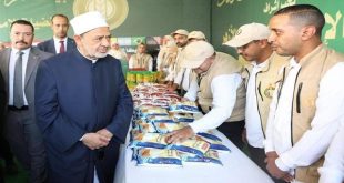 الشيخ أحمد الطيب يتفقد قافلة غزة