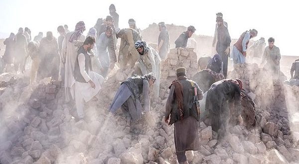 زلزال يضرب أفغانستان ويقتل 800 شخص