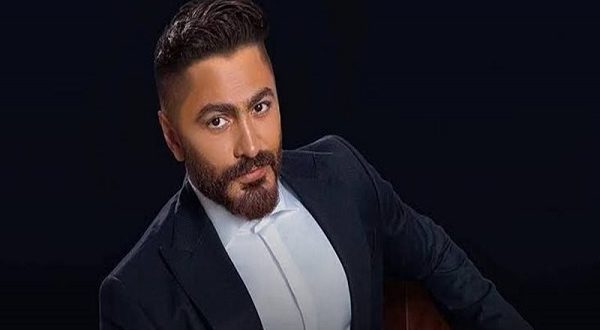 تامر حسني يتحدى كسر قدمه ويواصل تألقه