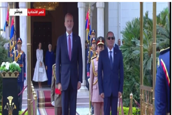 السيسي يرحب بملك إسبانيا في زيارته التاريخية الأولى لمصر