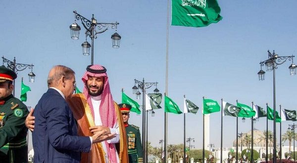 "باكستان تُهدد بالنووي: السعودية تحت مظلة إسلامية مشتركة!"