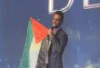 أحمد سعد يُشعل مسرح دير جيست برفع علم فلسطين
