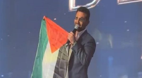 أحمد سعد يُشعل مسرح دير جيست برفع علم فلسطين