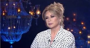 إيناس الدغيدي تفتح فصلًا جديدًا: زواج مفاجئ يشعل الأضواءتُعيد المخرجة المصرية الشهيرة إيناس الدغيدي كتابة قصة حياتها العاطفية بزواج جديد يمزج بين الرومانسية والمفاجأة، حيث ارتبطت برجل أعمال مصري-روسي يعيش في موسكو، في خطوة أثارت إعجاب جمهورها وأعادت إحياء نقاشات حول حياتها الشخصية المليئة بالجرأة والتحدي. هذا الحدث، الذي يأتي بعد سنوات من الحياة العاطفية المعقدة، يُبرز شخصيتها القوية التي تجمع بين الإبداع الفني والحياة الشخصية الغنية.حياة جديدة تبدأ في السر وفقًا لتقارير إعلامية حصرية، تم الزواج بشكل سري قبل حوالي شهر، على أن يُتوج بحفل رسمي في 14 أكتوبر 2025 بأحد فنادق القاهرة الفاخرة، بحضور أفراد الأسرة وأصدقاء مقربين. العريس، وهو رجل أعمال بعيد عن الأضواء الفنية، أثار فضول الجمهور، خاصة مع إقامته في موسكو، مما يُضفي طابعًا دوليًا على القصة. الخبر، الذي نشره الصحفي أشرف شرف، أشعل وسائل التواصل الاجتماعي، حيث تصدرت إيناس قوائم البحث على جوجل ومنصة X، مع تفاعل واسع من محبيها.من الحب الأول إلى التحديات العاطفية سبق هذا الزواج قصة حب طويلة مع زوجها الراحل نبيل معوض، الذي ارتبطت به بعد قصة حب استمرت 9 سنوات. واجهت إيناس تحديات عائلية بسبب اختلاف الديانة، لكن إسلام نبيل مهد الطريق لزواجهما، الذي استمر 29 عامًا وأثمر عن ابنتهما حبيبة. بعد وفاة نبيل في 2016، عاشت إيناس فترة من الحزن، لكنها أكدت في لقاءات سابقة أن الحب يظل جوهر حياتها. رفضت عروض زواج متعددة، بما في ذلك عرض غريب من صديق إيطالي مثلي الجنس، وواجهت شائعات كاذبة حول علاقات، مثل تلك مع هالة سرحان، التي ردت عليها بجرأتها المعتادة.إرث فني وتأثير اجتماعي إيناس الدغيدي، المولودة عام 1962، اشتهرت بأعمال سينمائية جريئة مثل "ديسكو ديسكو" و"الإمام الغزالي"، وتُعد رمزًا للانفتاح والتحرر في السينما المصرية. زواجها الجديد يعكس قدرتها على الجمع بين الحياة الشخصية المثيرة والإبداع الفني، مع توقعات بأن تُلهم هذه القصة أعمالًا جديدة، خاصة مع حديثها السابق عن فيلم "رجل واحد لا يكفي"، الذي يعبر عن رؤيتها للحب والعلاقات.