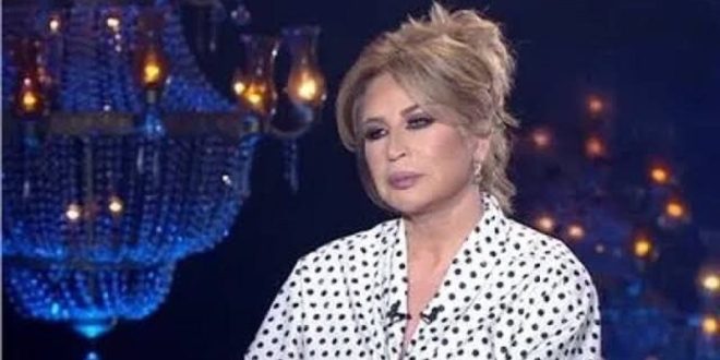 إيناس الدغيدي تفتح فصلًا جديدًا: زواج مفاجئ يشعل الأضواءتُعيد المخرجة المصرية الشهيرة إيناس الدغيدي كتابة قصة حياتها العاطفية بزواج جديد يمزج بين الرومانسية والمفاجأة، حيث ارتبطت برجل أعمال مصري-روسي يعيش في موسكو، في خطوة أثارت إعجاب جمهورها وأعادت إحياء نقاشات حول حياتها الشخصية المليئة بالجرأة والتحدي. هذا الحدث، الذي يأتي بعد سنوات من الحياة العاطفية المعقدة، يُبرز شخصيتها القوية التي تجمع بين الإبداع الفني والحياة الشخصية الغنية.حياة جديدة تبدأ في السر وفقًا لتقارير إعلامية حصرية، تم الزواج بشكل سري قبل حوالي شهر، على أن يُتوج بحفل رسمي في 14 أكتوبر 2025 بأحد فنادق القاهرة الفاخرة، بحضور أفراد الأسرة وأصدقاء مقربين. العريس، وهو رجل أعمال بعيد عن الأضواء الفنية، أثار فضول الجمهور، خاصة مع إقامته في موسكو، مما يُضفي طابعًا دوليًا على القصة. الخبر، الذي نشره الصحفي أشرف شرف، أشعل وسائل التواصل الاجتماعي، حيث تصدرت إيناس قوائم البحث على جوجل ومنصة X، مع تفاعل واسع من محبيها.من الحب الأول إلى التحديات العاطفية سبق هذا الزواج قصة حب طويلة مع زوجها الراحل نبيل معوض، الذي ارتبطت به بعد قصة حب استمرت 9 سنوات. واجهت إيناس تحديات عائلية بسبب اختلاف الديانة، لكن إسلام نبيل مهد الطريق لزواجهما، الذي استمر 29 عامًا وأثمر عن ابنتهما حبيبة. بعد وفاة نبيل في 2016، عاشت إيناس فترة من الحزن، لكنها أكدت في لقاءات سابقة أن الحب يظل جوهر حياتها. رفضت عروض زواج متعددة، بما في ذلك عرض غريب من صديق إيطالي مثلي الجنس، وواجهت شائعات كاذبة حول علاقات، مثل تلك مع هالة سرحان، التي ردت عليها بجرأتها المعتادة.إرث فني وتأثير اجتماعي إيناس الدغيدي، المولودة عام 1962، اشتهرت بأعمال سينمائية جريئة مثل "ديسكو ديسكو" و"الإمام الغزالي"، وتُعد رمزًا للانفتاح والتحرر في السينما المصرية. زواجها الجديد يعكس قدرتها على الجمع بين الحياة الشخصية المثيرة والإبداع الفني، مع توقعات بأن تُلهم هذه القصة أعمالًا جديدة، خاصة مع حديثها السابق عن فيلم "رجل واحد لا يكفي"، الذي يعبر عن رؤيتها للحب والعلاقات.