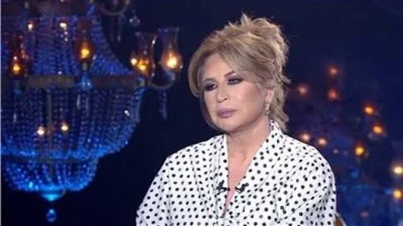 إيناس الدغيدي تفتح فصلًا جديدًا: زواج مفاجئ يشعل الأضواءتُعيد المخرجة المصرية الشهيرة إيناس الدغيدي كتابة قصة حياتها العاطفية بزواج جديد يمزج بين الرومانسية والمفاجأة، حيث ارتبطت برجل أعمال مصري-روسي يعيش في موسكو، في خطوة أثارت إعجاب جمهورها وأعادت إحياء نقاشات حول حياتها الشخصية المليئة بالجرأة والتحدي. هذا الحدث، الذي يأتي بعد سنوات من الحياة العاطفية المعقدة، يُبرز شخصيتها القوية التي تجمع بين الإبداع الفني والحياة الشخصية الغنية.حياة جديدة تبدأ في السر وفقًا لتقارير إعلامية حصرية، تم الزواج بشكل سري قبل حوالي شهر، على أن يُتوج بحفل رسمي في 14 أكتوبر 2025 بأحد فنادق القاهرة الفاخرة، بحضور أفراد الأسرة وأصدقاء مقربين. العريس، وهو رجل أعمال بعيد عن الأضواء الفنية، أثار فضول الجمهور، خاصة مع إقامته في موسكو، مما يُضفي طابعًا دوليًا على القصة. الخبر، الذي نشره الصحفي أشرف شرف، أشعل وسائل التواصل الاجتماعي، حيث تصدرت إيناس قوائم البحث على جوجل ومنصة X، مع تفاعل واسع من محبيها.من الحب الأول إلى التحديات العاطفية سبق هذا الزواج قصة حب طويلة مع زوجها الراحل نبيل معوض، الذي ارتبطت به بعد قصة حب استمرت 9 سنوات. واجهت إيناس تحديات عائلية بسبب اختلاف الديانة، لكن إسلام نبيل مهد الطريق لزواجهما، الذي استمر 29 عامًا وأثمر عن ابنتهما حبيبة. بعد وفاة نبيل في 2016، عاشت إيناس فترة من الحزن، لكنها أكدت في لقاءات سابقة أن الحب يظل جوهر حياتها. رفضت عروض زواج متعددة، بما في ذلك عرض غريب من صديق إيطالي مثلي الجنس، وواجهت شائعات كاذبة حول علاقات، مثل تلك مع هالة سرحان، التي ردت عليها بجرأتها المعتادة.إرث فني وتأثير اجتماعي إيناس الدغيدي، المولودة عام 1962، اشتهرت بأعمال سينمائية جريئة مثل "ديسكو ديسكو" و"الإمام الغزالي"، وتُعد رمزًا للانفتاح والتحرر في السينما المصرية. زواجها الجديد يعكس قدرتها على الجمع بين الحياة الشخصية المثيرة والإبداع الفني، مع توقعات بأن تُلهم هذه القصة أعمالًا جديدة، خاصة مع حديثها السابق عن فيلم "رجل واحد لا يكفي"، الذي يعبر عن رؤيتها للحب والعلاقات.