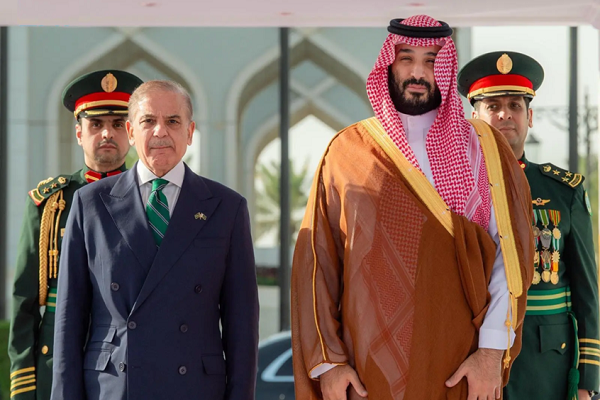 السعودية وباكستان: تحالف دفاعي يثير التكهنات حول الطموحات النووية