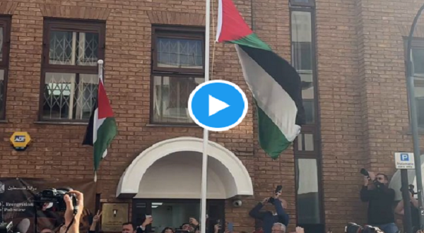 احتفال تاريخي في لندن: رفع العلم الفلسطيني بعد اعتراف بريطانيا بالدولة
