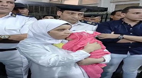  المتهمة بجريمة دلجا المروعة تظهر حاملة رضيعها خلال المحاكمة