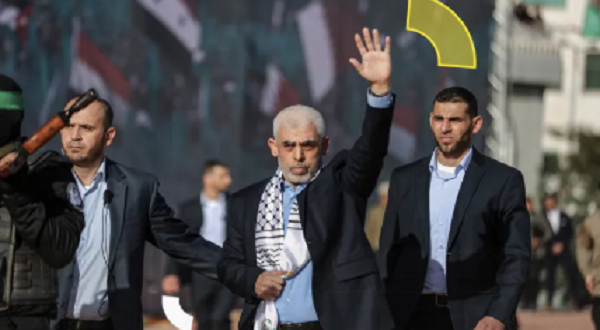 الاحتلال ينشر فيديو نادرًا للحظات الأخيرة ليحيى السنوار في ذكرى استشهاده