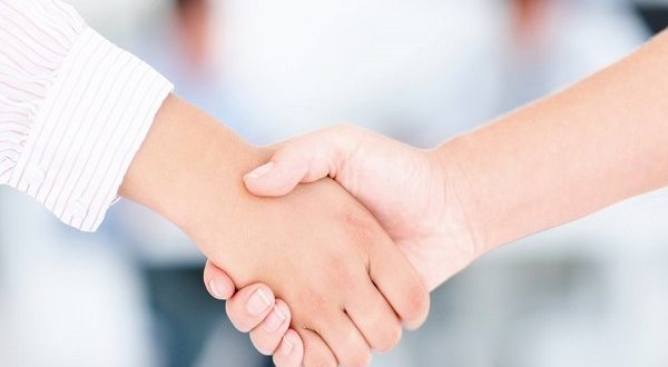 المصافحة: لفتة ود أم قنبلة جرثومية؟ مخاطر صحية تختبئ في يديك