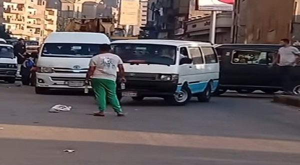 جريمة شوارع غريبة: "سيد الطريق" يبتز المارة برسوم مرور في مصر