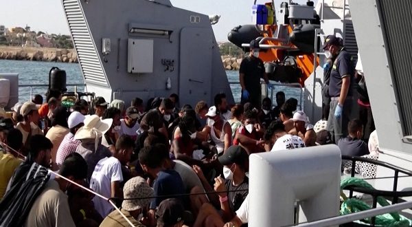 الأمم المتحدة ترجح مقتل 42 مهاجرًا في غرق قارب قبالة ليبيا