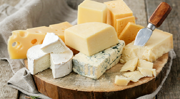 بدائل صحية للجبن التقليدي بعد سن الأربعين