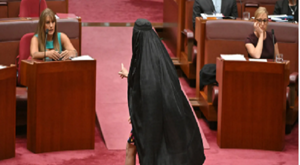 الشيوخ الأسترالي يعاقب بولين هانسون بسبعة أيام إيقاف بعد ارتدائها النقاب بقصد الاهانة للنقاب