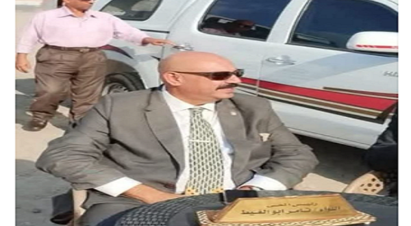 رئيس حي شرق شبرا يحول الرصيف لمكتب: "مش عايز حيطان بيني وبين الناس"