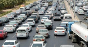 شلل مروري تام.. تريلا تقتحم محطة الأتوبيس الترددي على الطريق الدائري