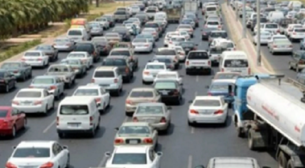 شلل مروري تام.. تريلا تقتحم محطة الأتوبيس الترددي على الطريق الدائري