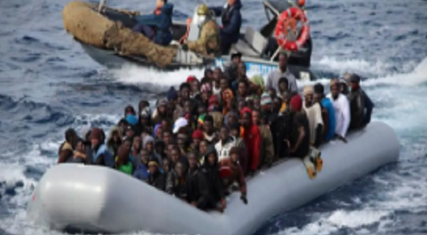 إنقاذ 31 مهاجراً غير شرعي قبالة اليونان.. والمهرب مصري (19 عاماً)