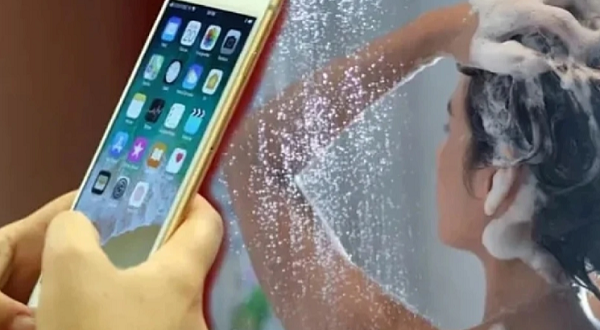 تشغيل مفاجئ لفيديو في الحمام يُصيب شابة تركية بالذعر