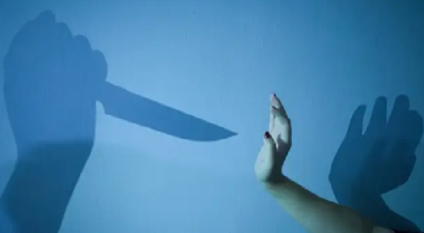 جريمة بشعة بالقاهرة: أب يطعن زوجته حتى الموت ويحاول قتل ابنته