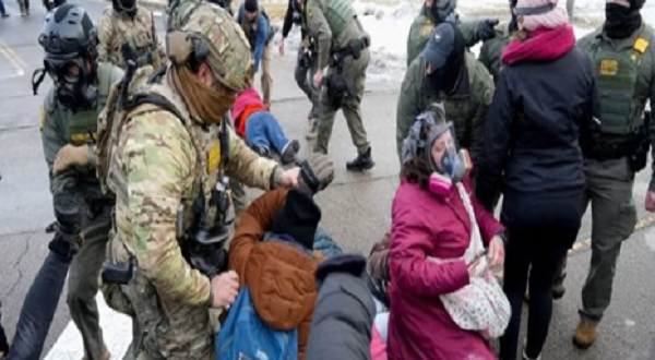 رغم الاحتجاجات الواسعة.. ملياردير أمريكي يتبرع بـ10 آلاف دولار للضابط قاتل سيدة مينيسوتا