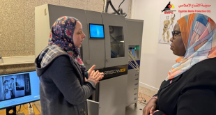 التحقيق في بلاغ ضد البلوجر بيج ياسمين بتهمة التشبه بالرجال وإهانة المرأة المصرية تباشر الجهات المختصة التحقيق في بلاغ ضد البلوجر بيج ياسمين بتهمة التشبه بالرجال وإهانة المرأة المصرية بنشر محتوى مرئي يتنافى مع القيم المجتمعية والدينية. التحقيق في بلاغ ضد البلوجر بيج ياسمين بتهمة التشبه بالرجال وإهانة المرأة المصرية تقدم أحد المحامين ببلاغ رسمي إلى النائب العام ضد صانعة المحتوى بيج ياسمين، والتي تنشط على منصة تيك توك، متهمًا إياها بنشر محتوى مرئي يتنافى مع القيم المجتمعية والدينية. وأشار البلاغ إلى أن المشكو في حقها اعتادت نشر فيديوهات تتضمن سلوكيات وأداءات تتعارض مع الفطرة السليمة، وتروج لظواهر غير سوية تمس هوية المرأة المصرية، من خلال التشبّه بالرجال بطريقة استعراضية وممنهجة، الأمر الذي قد يربك المفاهيم لدى فئة الشباب والمراهقين. وأكد مقدم الشكوى أن هذه الأفعال تمثل مخالفة صريحة للأعراف والتقاليد المصرية، وانتهاكًا لأحكام قانون مكافحة جرائم تقنية المعلومات رقم 175 لسنة 2018، وكذلك مواد قانون العقوبات المتعلقة بالتحريض على الفسق والفجور، مطالبًا النائب العام بالتحقيق العاجل في الواقعة واتخاذ الإجراءات القانونية اللازمة لوقف هذا النوع من المحتوى، حفاظًا على القيم الأخلاقية وصون صورة المرأة المصرية.