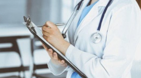 كشف هوية "الطبيبة المتسولة" في السويس: طبيبة نساء حقيقية تواجه اضطراباً نفسياً