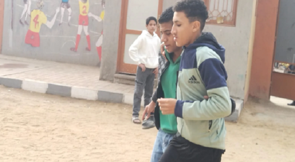 صاحبي يا صاحبي...لقطة إنسانية مؤثرة في أول أيام امتحانات الشهادة الإعدادية بالقليوبية