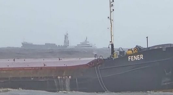 قناة السويس تنقذ طاقم سفينة "FENER" بعد ميلها نحو الغرق شمال بورسعيد