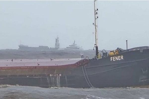 قناة السويس تنقذ طاقم سفينة "FENER" بعد ميلها نحو الغرق شمال بورسعيد