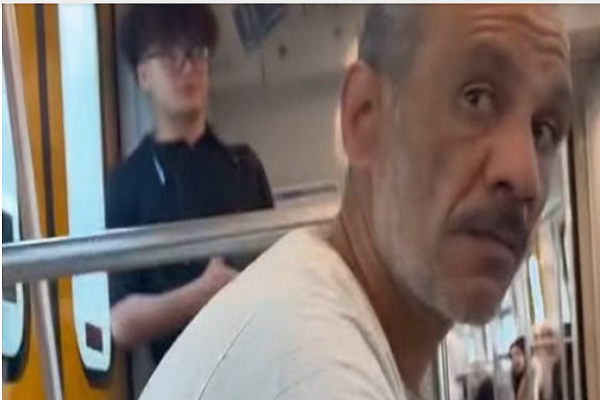 "أنا صعيدي والكرامة خط أحمر".. أول رد من بطل واقعة "رجل على رجل" في مترو الأنفاق
