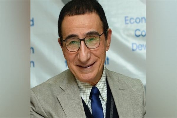 بخدعة "تحديث البيانات".. تفاصيل الاستيلاء على أموال عبد المنعم عمارة وزير الرياضة الأسبق