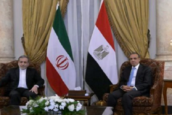 القاهرة وطهران: مشاورات مكثفة لضبط إيقاع التهدئة الإقليمية