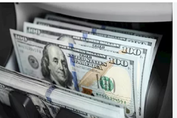 ثبات "الأخضر" تحت سقف الخمسين.. هدوء يسود جبهة الصرف بصالة البنوك