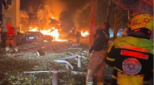 حطام صاروخ إيراني يقتل عاملاً آسيوياً ويصيب اثنين في البحرين