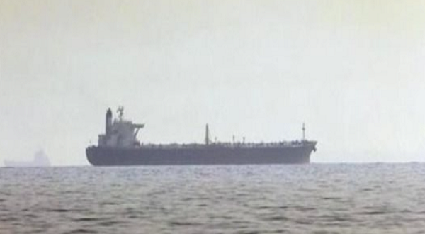 غرق سفينة إماراتية بمضيق هرمز.. واستشهاد ضابطين كويتيين