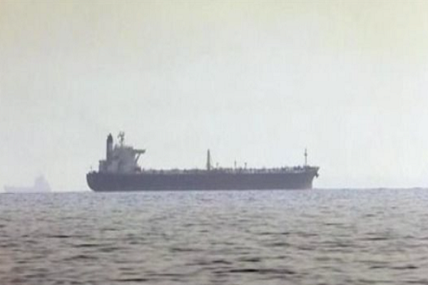 غرق سفينة إماراتية بمضيق هرمز.. واستشهاد ضابطين كويتيين