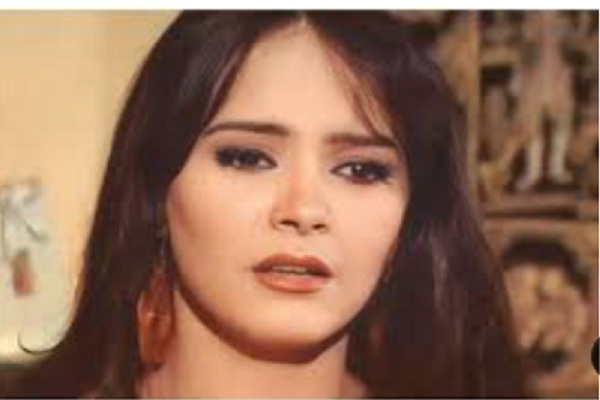 منال عبد اللطيف تكسر صمتها: خلع الحجاب قرار "نفسي" وليس تمهيداً للعودة للفن