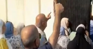 دموع ودعوات خلف البوابات.. لقطة تفطر القلوب لأب وابنته في أول أيام "رعب الثانوية"