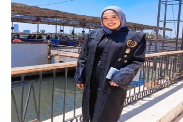 سندباد المبيعات" يحتفل بجيل القانون الجديد.. وحيد المنسي يُهنيء نورا أبو الليل بـ "ليسانس الحقوق"