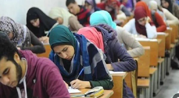 "متصوّر على مفرش!".. لقطة غريبة تفجّر السخرية والجدل في تسريبات امتحان الدين للثانوية العامة