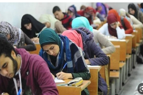 "متصوّر على مفرش!".. لقطة غريبة تفجّر السخرية والجدل في تسريبات امتحان الدين للثانوية العامة