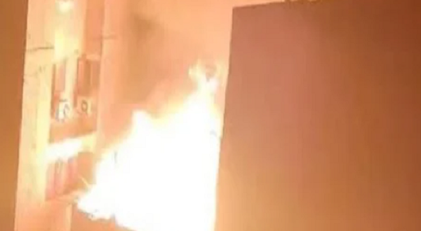 حريق مرعب يلتهم شقة بـ"شارع العشرين" في فيصل.. والدخان يغطي السماء
