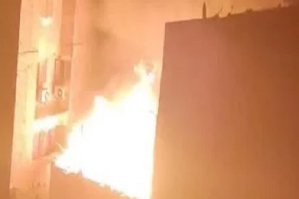 حريق مرعب يلتهم شقة بـ"شارع العشرين" في فيصل.. والدخان يغطي السماء